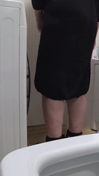 Záchodová kamera sleduje chcaní staré kundičky. Amatérský fetiš. PAWG.