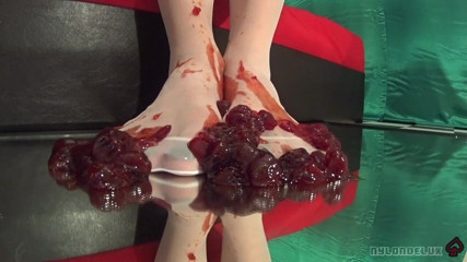 Nylondelux: Piedi in nylon per schiacciare la fragola