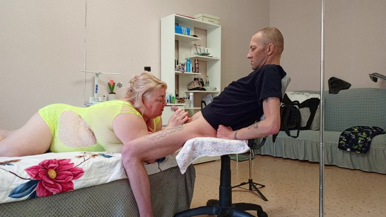 Zona901: Друг отсасывает большую порцию горячей спермы из хуя и глотает ее