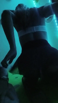 Hubený ladyboy mi ukazuje zadek, aby si s ní mohla povídat