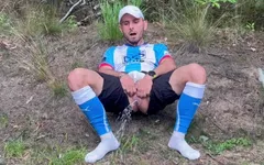 Geile voetballer man-poesje buitentraining met sperma en melkklysma in het voetbal Ki
