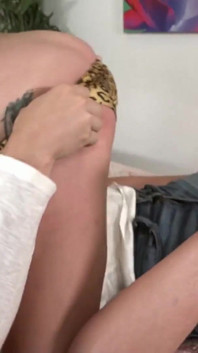 Pejantan beruntung ini crot di kaki aduhai izzy