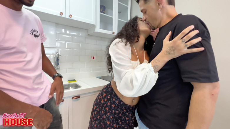 CuckoldHouse: Эта брюнетка с волосатой киской поцеловала ее куколда мужа, делая двойное проникновение со своими друзьями
