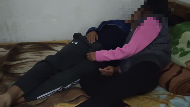 hael: 배다른 여동생이 집을 비운 때를 녹음하라고 의붓여동생을 설득했습니다.