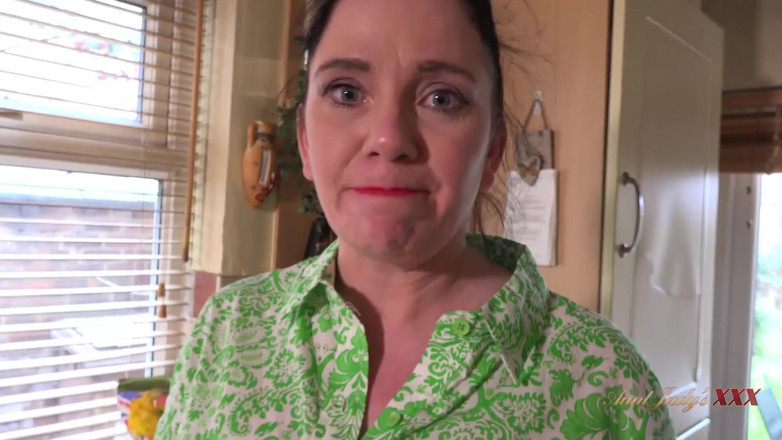 Aunt Judy's XXX: AuntJudysXXX - 你的丰满熟女家庭主妇Kjirsten在厨房吮吸你的鸡巴（第一人称视角）