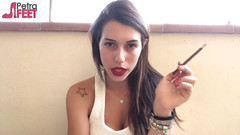 Smokin Fetish: 入れ墨と温泉十代のペトラとバルコニーで喫煙