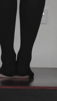 Paní Cleo v punčochách pošlape svého otroka k orgasmu