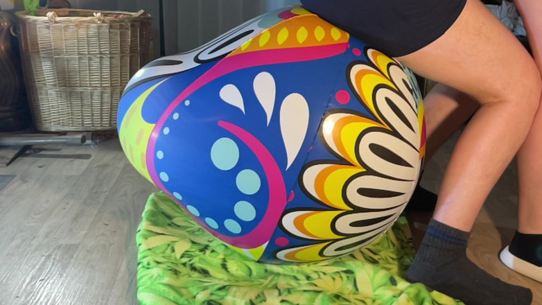 BeachBallsDuo: 100kgs bigbootylucy і 90kgs Dragon, розчавлені 14 різних і великих пляжних яєць разом! Дві камери з уповільненим рухом!