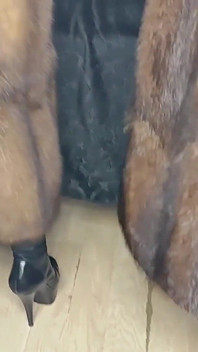Une trans dans un manteau de fourrure sable baise sa copine dans un manteau de fourrure musclé