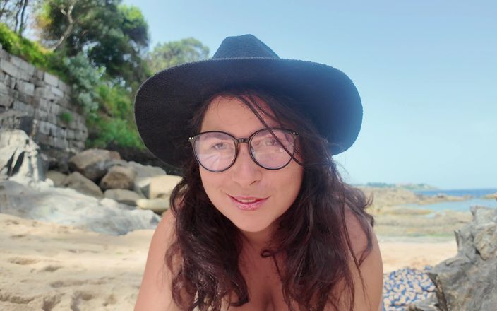 ExpressiaGirl: Orta yaşlı seksi kadın plajda bir yabancının sikini parçalıyor, boş...