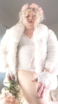 Transfurlady เต้นรำในขนบลูฟอกซ์กับชุดชั้นในสีขาว