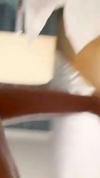 Atado con los ojos vendados, gran polla negra follada en la cara