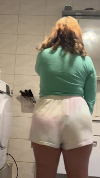 I Have a Beautiful Figure and Beautiful Hair, I Dance and Show off My Figure!