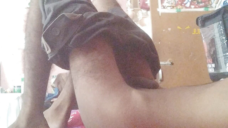 Kissing hub studio: Ngentot saudara tiriku dengan sepatu bot besar sambil mengira pikiranku...