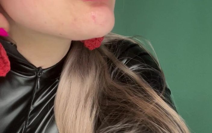 FinDom Goaldigger: Рожева залежність від блиску губ