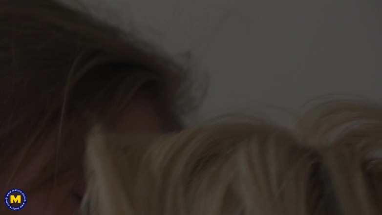 Mature NL: Drie geile lesbiennes spelen met elkaars natte kutjes