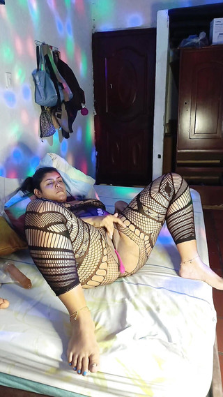 oficialkairadenaly: 我发现我的继妹在派对上自慰，让她充满了牛奶