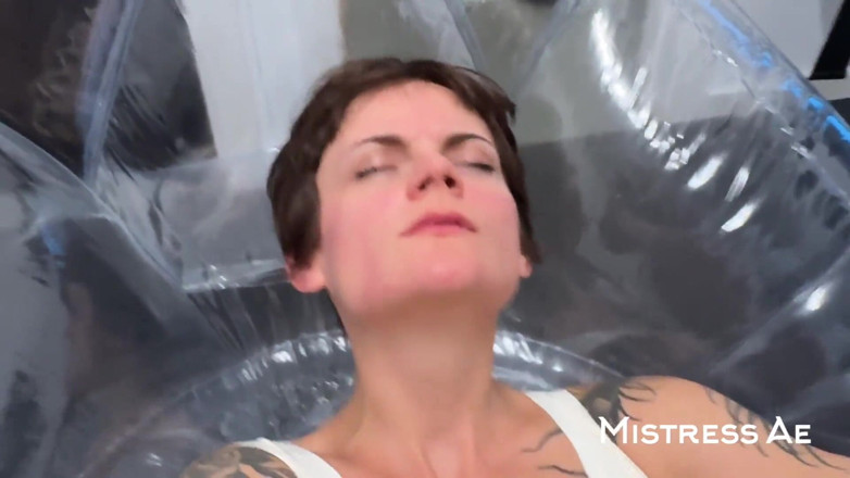 MistressAe: Змащений ланцюг в пизду, а сольний кліп перетворюється на несподіваний трах