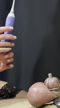 Bekaret kafesinde orgazm ve serbest bırakıldıktan sonra diğeri