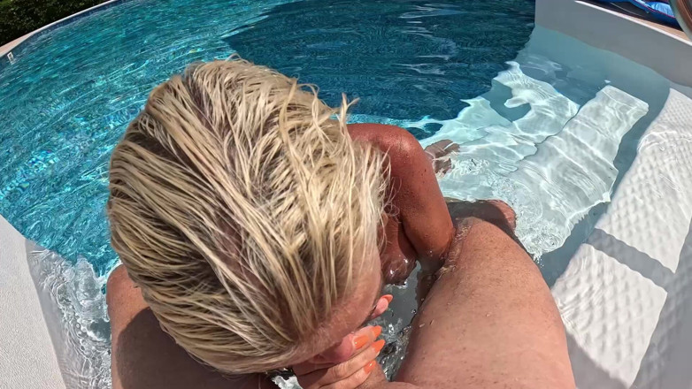 Tatiana Steele: Super žhavá MILFka Tatiana Steele dává Ianu POV BJ v bazénu