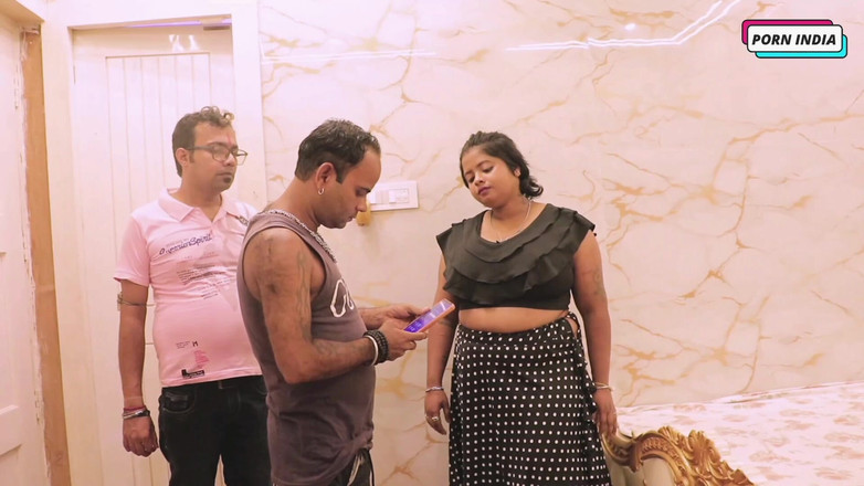 Porn India Studio: Fată frumoasă desi sex romantic în trei