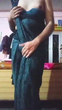 Indiana crossdresser crossdresser pressionando e brincando com seus peitos grandes em preto saree real caseiro xxx sexo