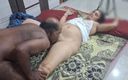 Sexy Sindu: 印度农村人妻舔阴特写性爱