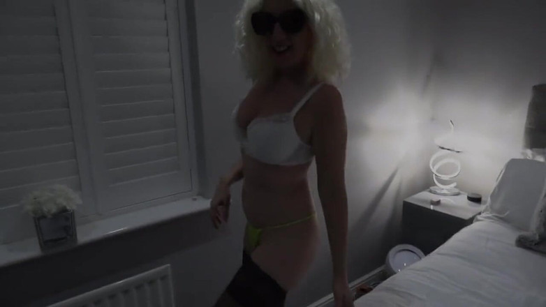 PussyGalorious: 黄色丁字裤，然后只是阴户丝袜和高跟鞋