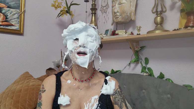 Melissa Johnson: Aku pelacur kue kencingmu!