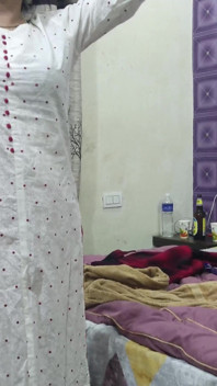 Desi sexy manželka tvrdě ošukaná manželem během první svatební noci