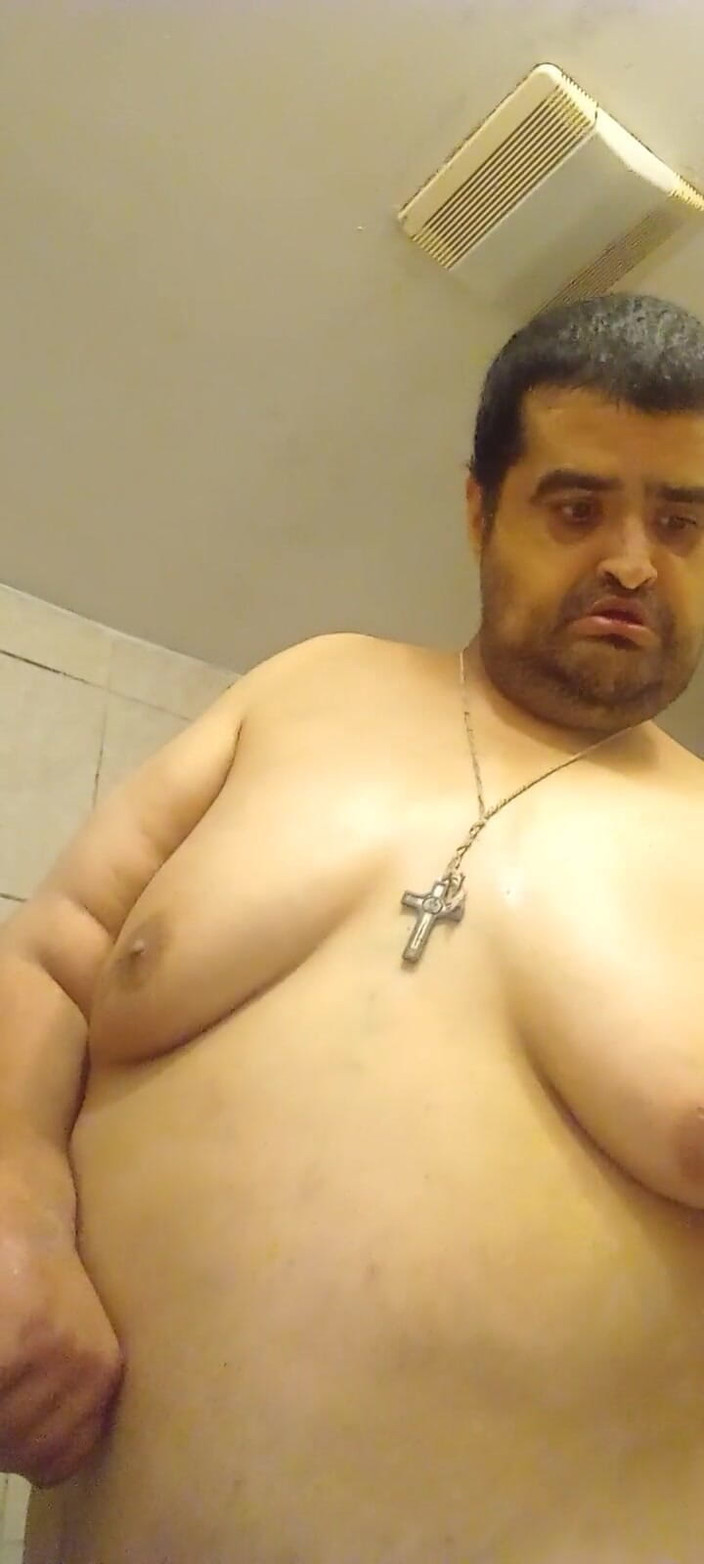 Chubbytits16: 私の巨大な乳首を吸いたい人
