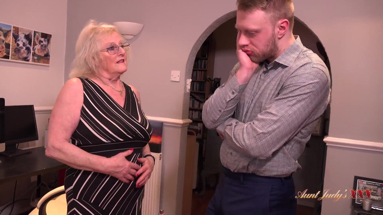 Aunt Judy's XXX: Auntjudysxxx - збуджена гілфа місіс Клер трахає стягувача боргів