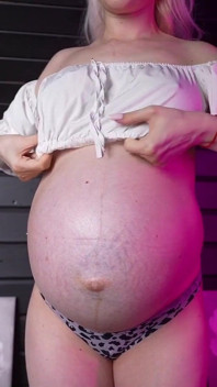 2 Bhs Und Schwangerer Riesiger Bauch! Ohrfeigen Auf Den Bauch
