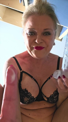 Misses_Jenny: La grande milf bionda si masturba sopra la tua faccia