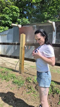 Mokra koszula zabawa - chłodzenie pod zimnym prysznicem na świeżym powietrzu