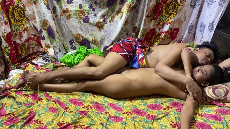 18 year old Indian: Rijpe Indische mannen neuken 18-jarig Desi-universiteitsmeisje