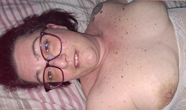 Chupita84: Chupita84 melancap dirinya dan dikongkek dalam gaya doggy