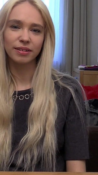 Blondes schätzchen packt lila vibrator mit frechen Lächeln