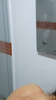 Cachonda madura seduciendo a su hijastro en la ducha