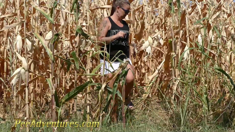 Pee Adventures: Pee in a corn field