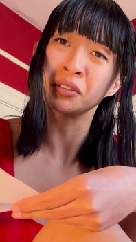 Asian Domme rozdziera papier