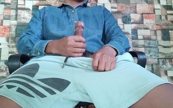 Hornyboy2058: Masturbándose en pantalones cortos apretados - 2 ángulos de cámara, gemidos reales, final...