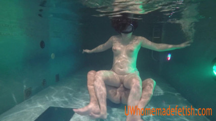 UW Homemade Fetish: Couple having fun in the pool underwater