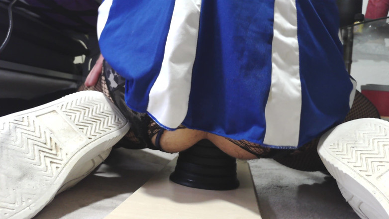 Damaged Hole: Cavalcare Con L'outfit Blu Da Cheerleader BBC