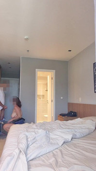 Enquanto Meu Marido Faz Churrasco, Eu Mamo E Levo Vara Do Amigo Dele No Quarto