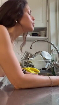 欲求不満な妻が皿洗いをしながらキッチンでセックスされる