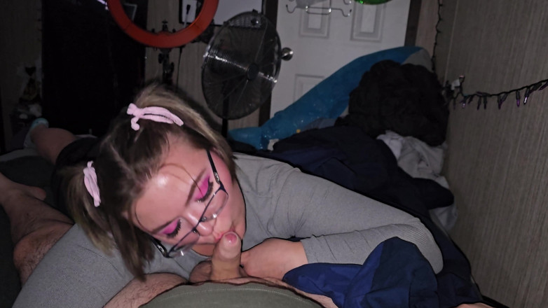 Funhousewife69: Gab ihm sexy blowjob mit Bögen in meinen haaren und...