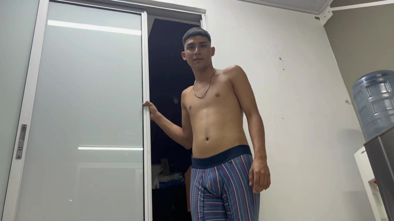 deybersex12: Üvey erkek kardeşim bana elleri ve penisiyle rahatlatıcı bir masaj...