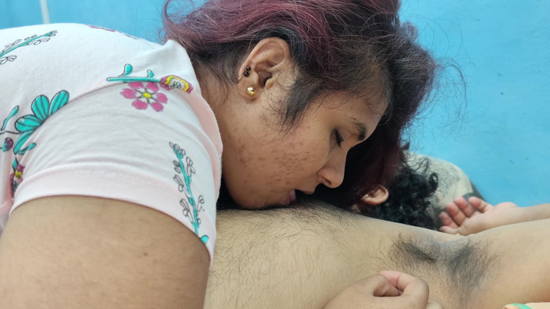 Vaigavarun45: Ragazza lecca e romanticismo con ragazzo