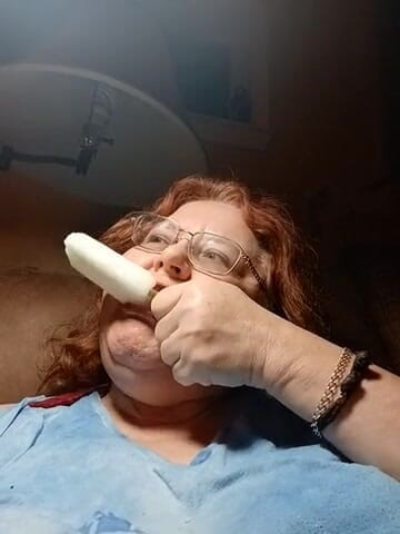 BBW nurse Vicki adventures with friends: Manger une glace glacée